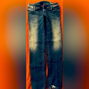 These are skinny jeans,very expensive but didn’t fit me so I wanted to sell them